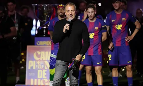هانسي فليك يمدد عقده مع برشلونة حتى عام 2028
